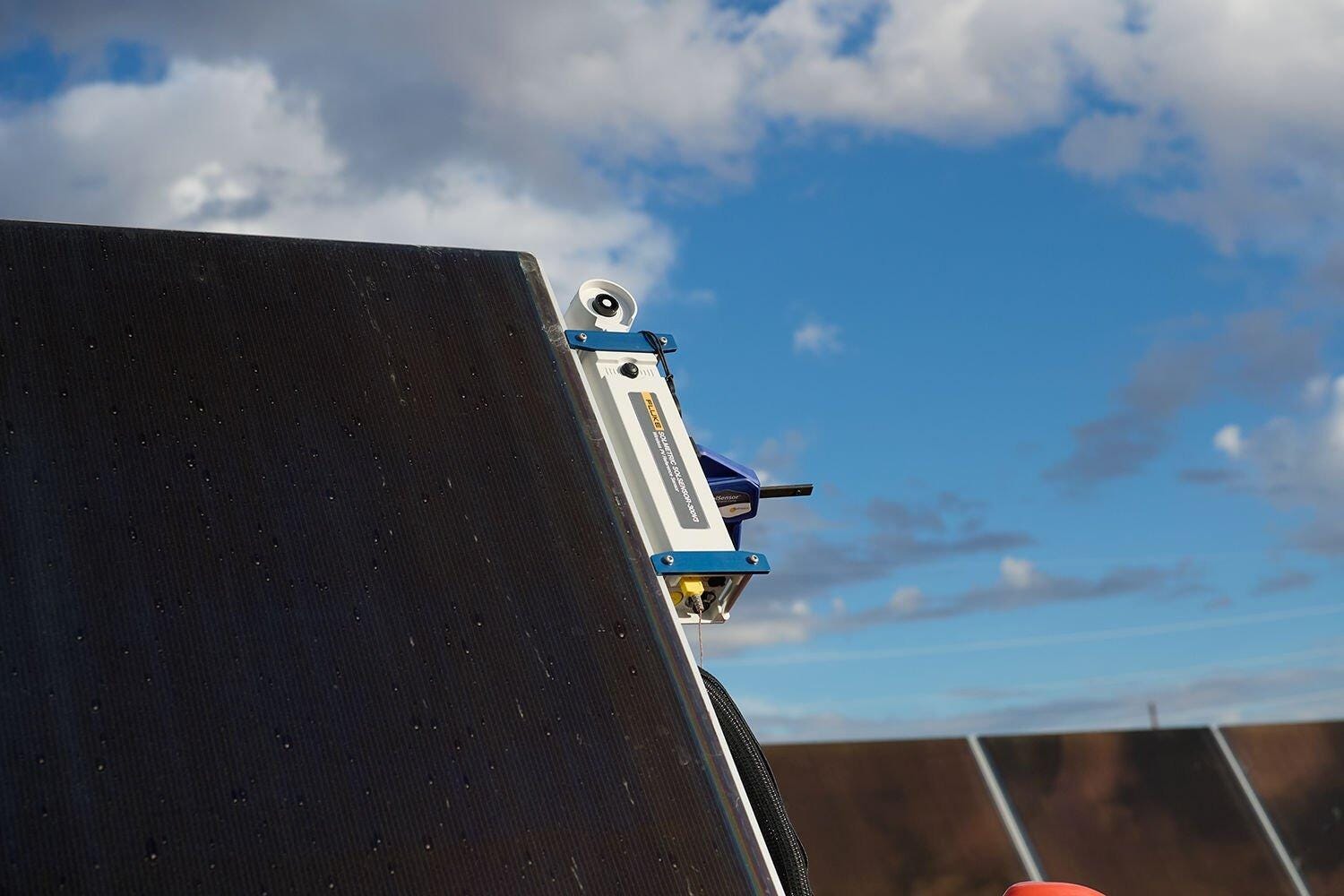 使用(yong)輻照度計(ji)确保光伏模塊的(de)性能(néng)