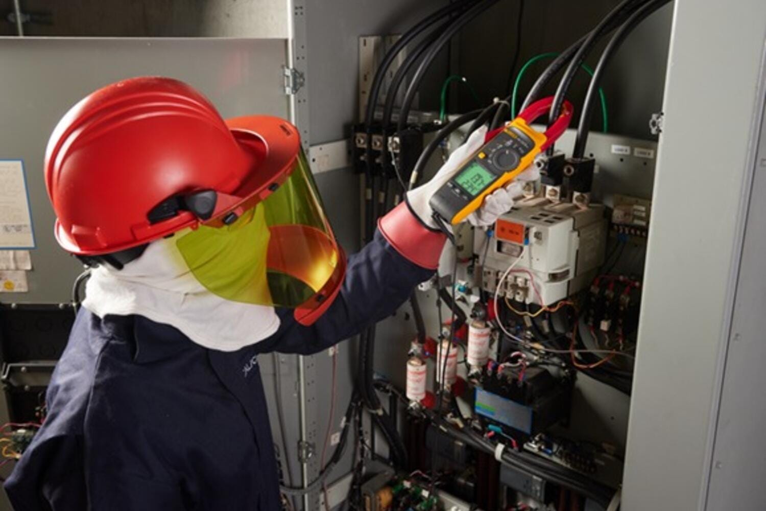 The Fluke 378 FC Clamp Meter measures voltage up to 1000 V in CAT III environments such as those commonly found in industrial settings.